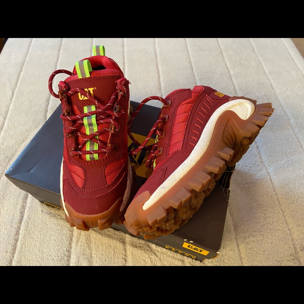 NEW NWT in box - Caterpillar CAT Intruder red sneakers 6.5